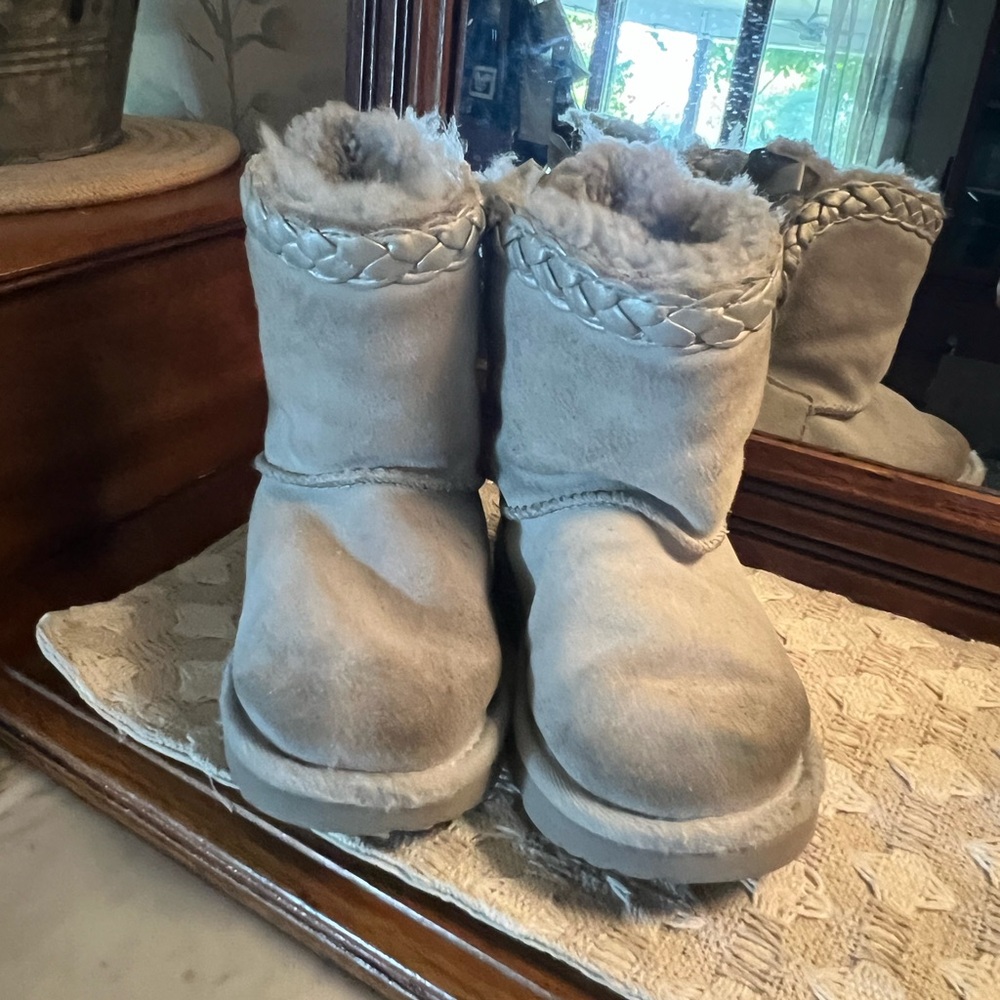 UGG Classic Short II Braided Boots with Bows and Fur Lined Grey Girl's Size 9
